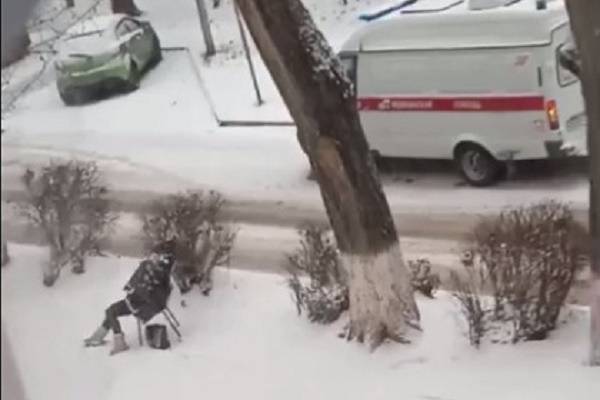 В Ростове возле школы  умерла женщина, сидя на предложенном ей стуле