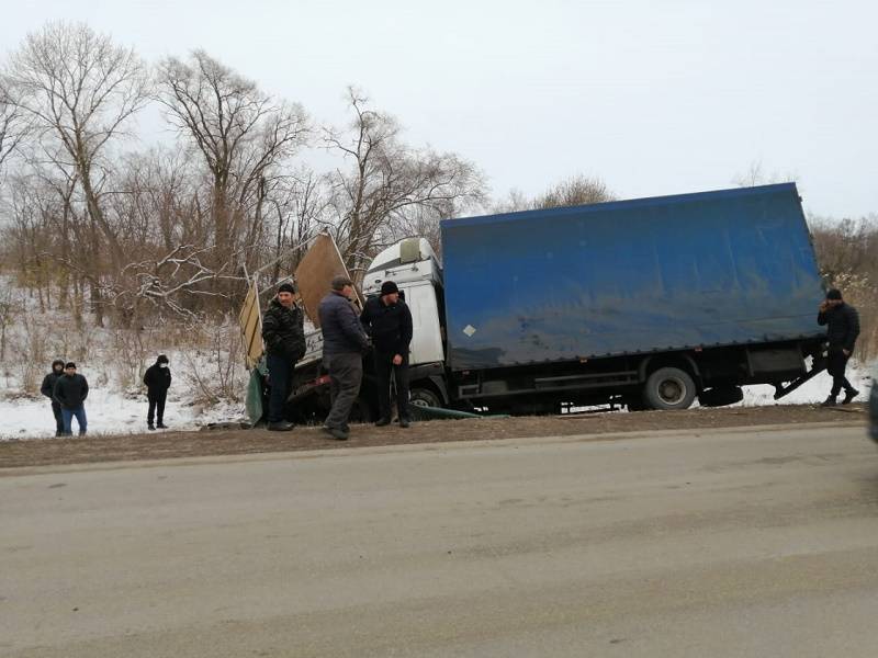 В Ростовской области при столкновении двух грузовиков погиб водитель одного из них