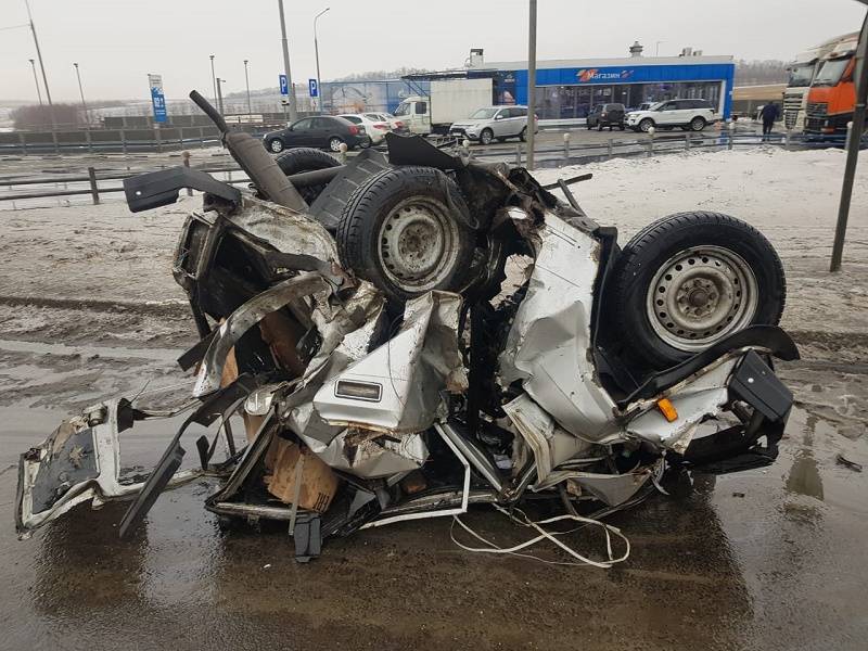 В Ростовской области водитель выжил в аварии, в которой его автомобиль «закрутило в узел»