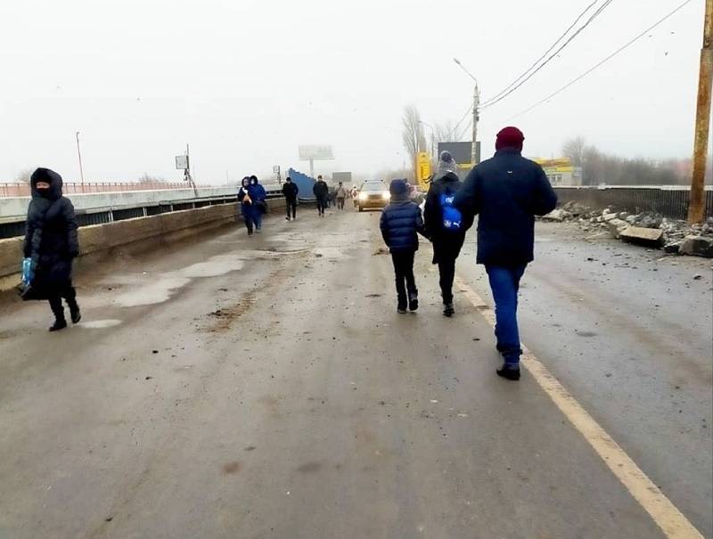 В Ростове по закрытому путепроводу на Малиновского пошли пешеходы