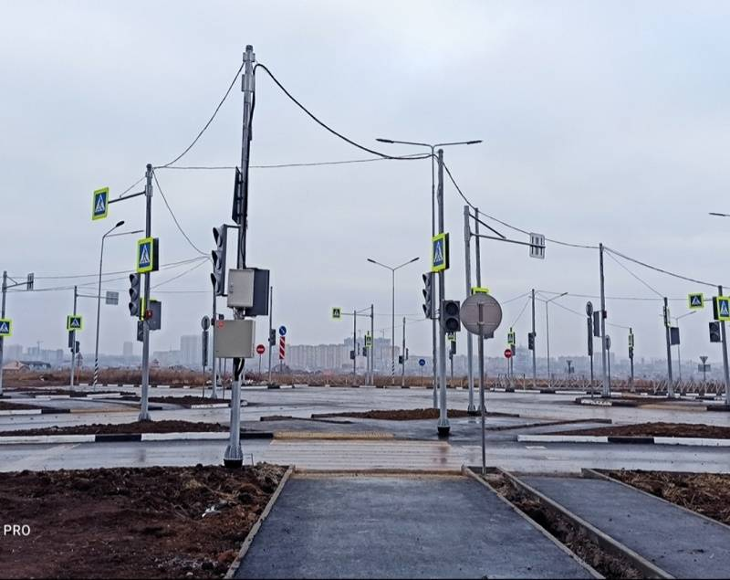 В Ростове назвали причины установки 18 светофоров на пустынном перекрестке