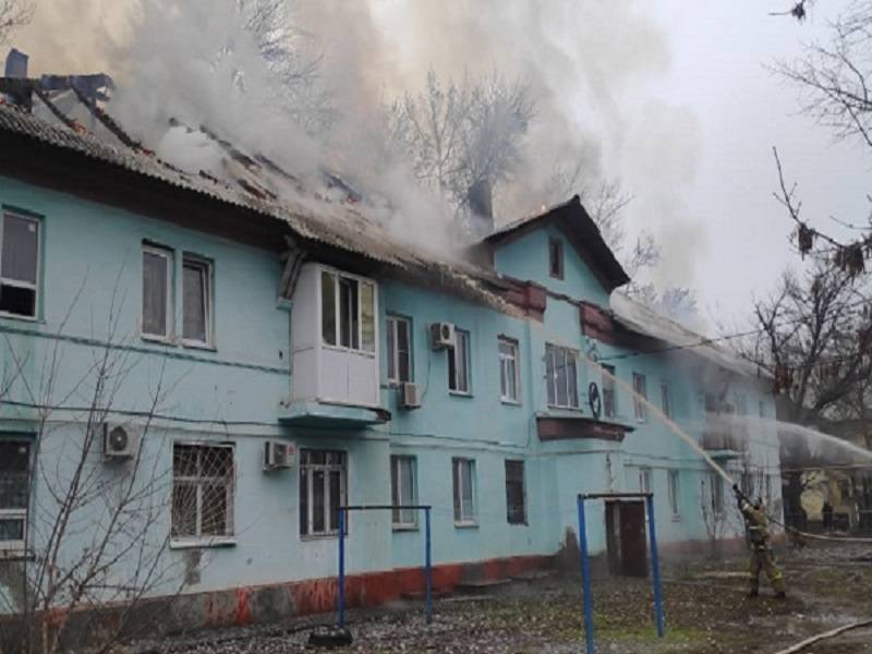 В Таганроге горит многоквартирный дом