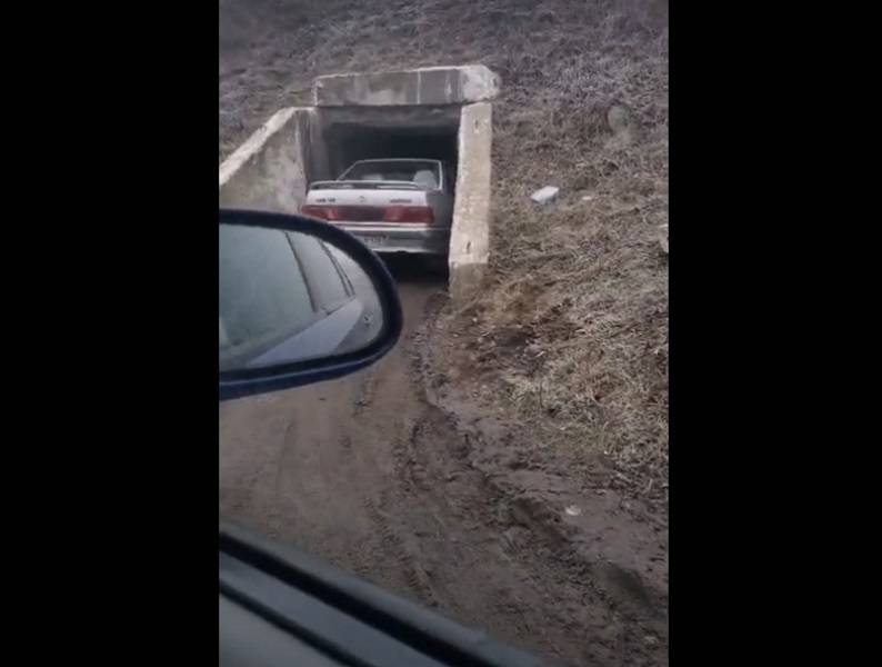 Как ростовские водители пытаются объехать закрытый мост на Малиновского: видео экспериментов