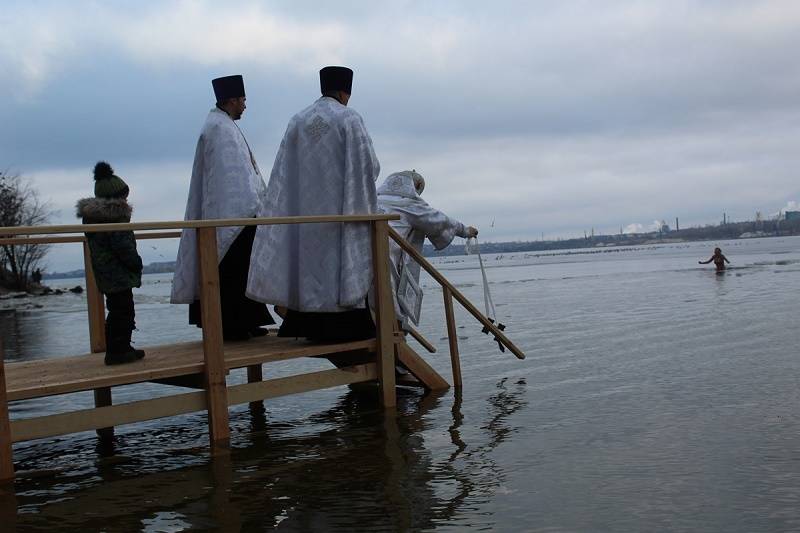 Митрополит Меркурий запретил священникам освящать крещенские купели