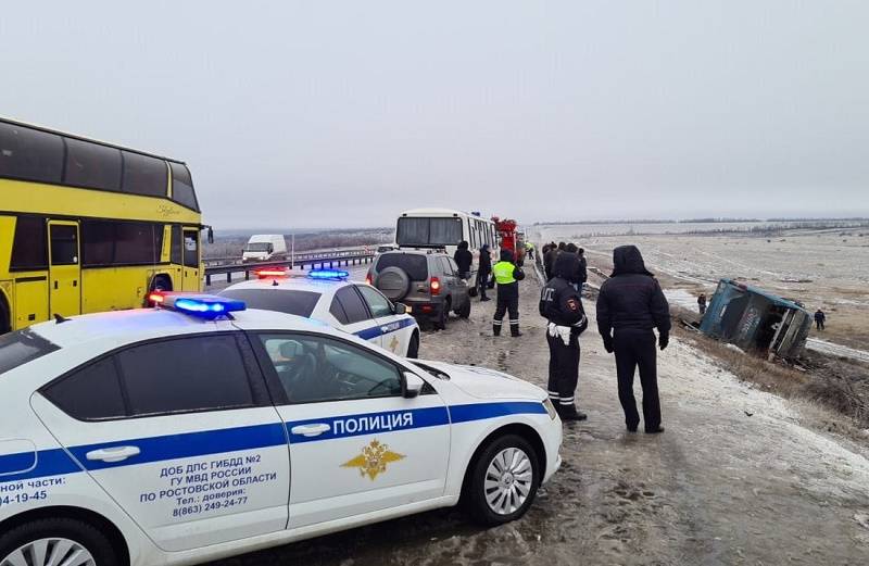 В Ростовской области на трассе М4 «Дон» опрокинулся рейсовый автобус, два пассажира погибли