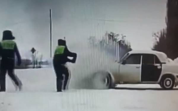 В Ростовской области полицейские потушили загоревшийся возле заправки автомобиль