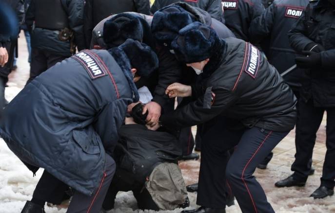 На акциях в поддержку Навального ростовчан жестко задерживали полицейские