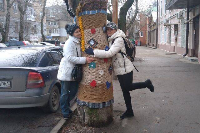 Жительницы Таганрога нарядили деревья в вязаные «одежды»