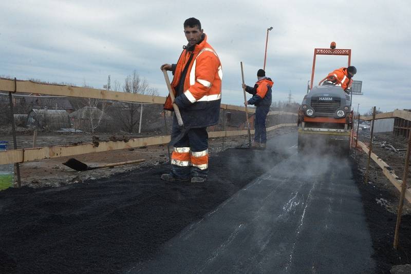 Многочисленные жалобы ростовчан привели к асфальтированию пешеходной дорожки моста на  Малиновского