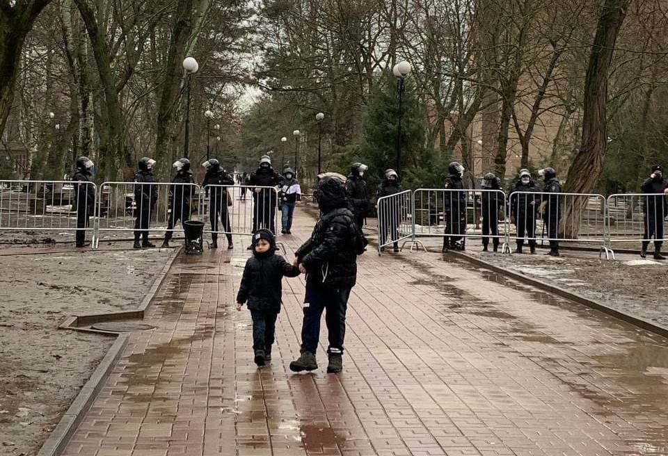 В Ростове в районе публичной библиотеки и на Садовой с утра стоят заградительные барьеры и сотрудники полиции