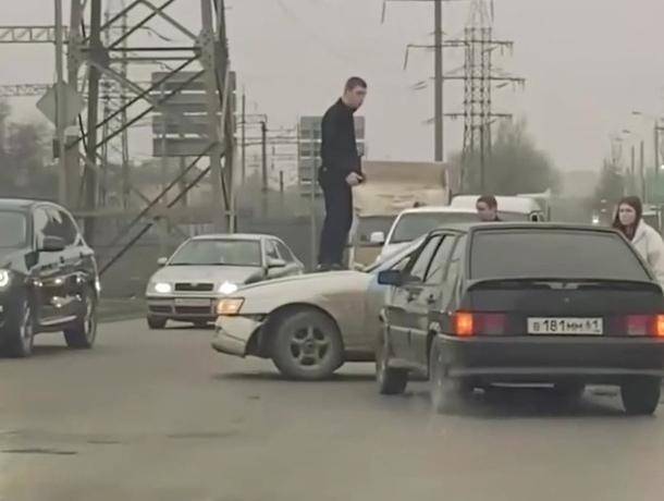 В Ростове  конфликт двух водителей привел к  выбиванию лобового стекла и катанию на капоте (видео)