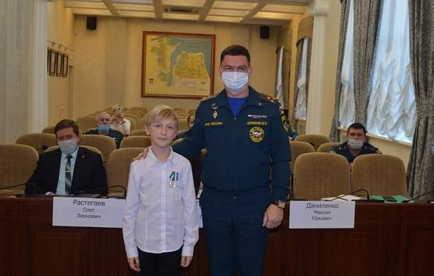За спасение маленькой сестры во время пожара мальчик из Волгодонска получил награду МЧС
