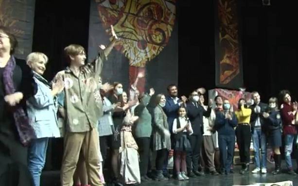 «Трудный театр» представил в Ростове премьеру спектакля «Бабий бунт»