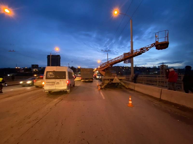 В Ростове два рабочих упали с моста на Стачки во время ДТП с зерновозом: видео