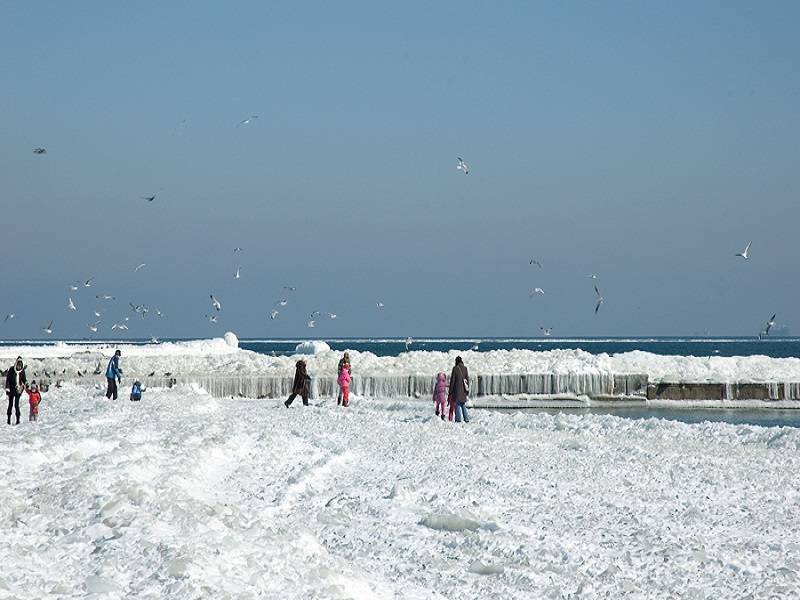 В Таганрогский залив на льдине унесло  более 20 человек