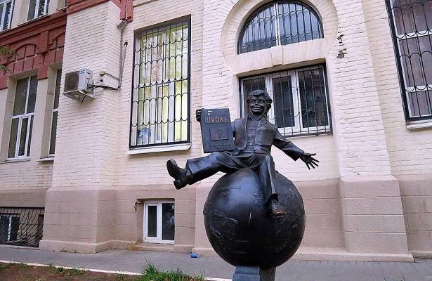Памятник ростовскому первокласснику включили в энциклопедию самых необычных скульптур России