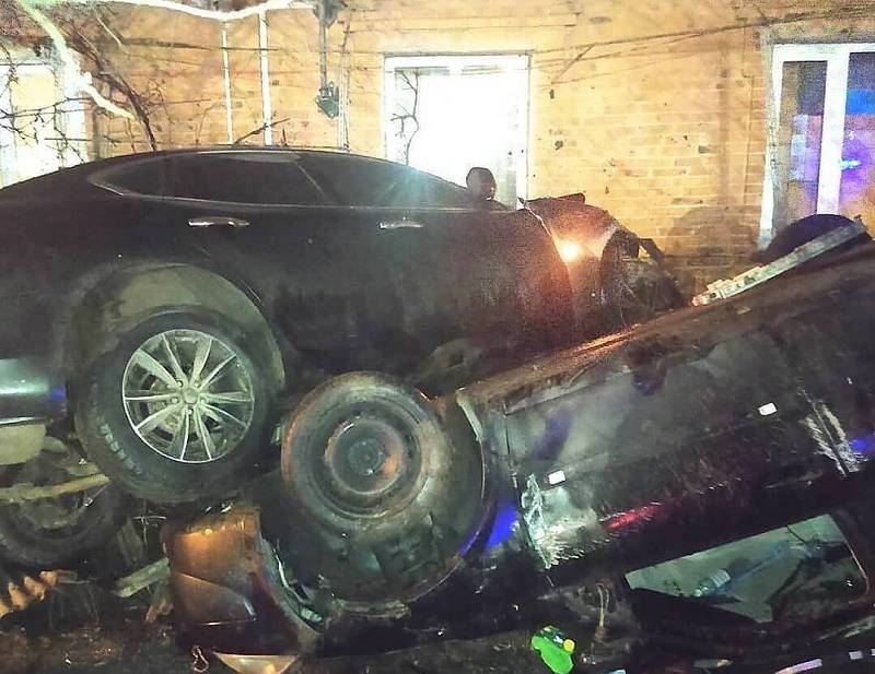 В Ростове автомобиль  Infiniti c «красивым» номером, скрываясь от погони ГИБДД, врезался в частный дом