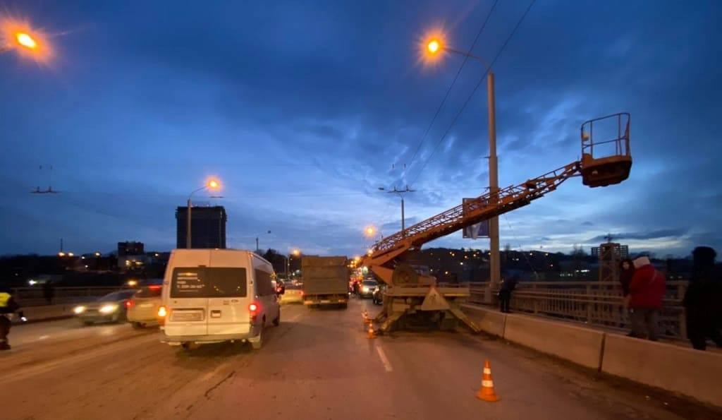 Мост Стачки очищают от незаконной рекламы
