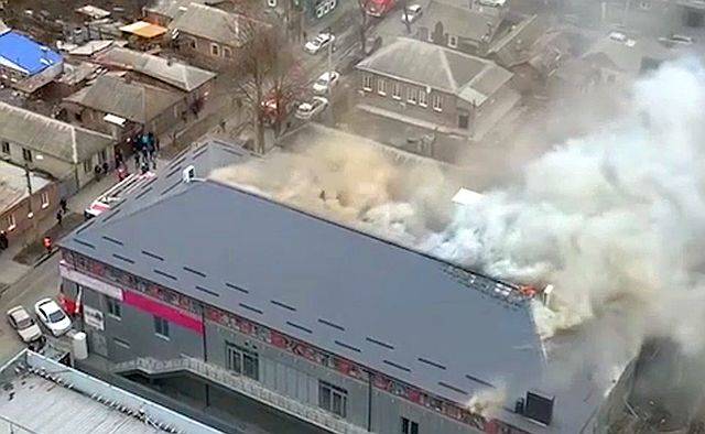 В Ростове из-за пожара в двухэтажном магазине эвакуировали 70 человек