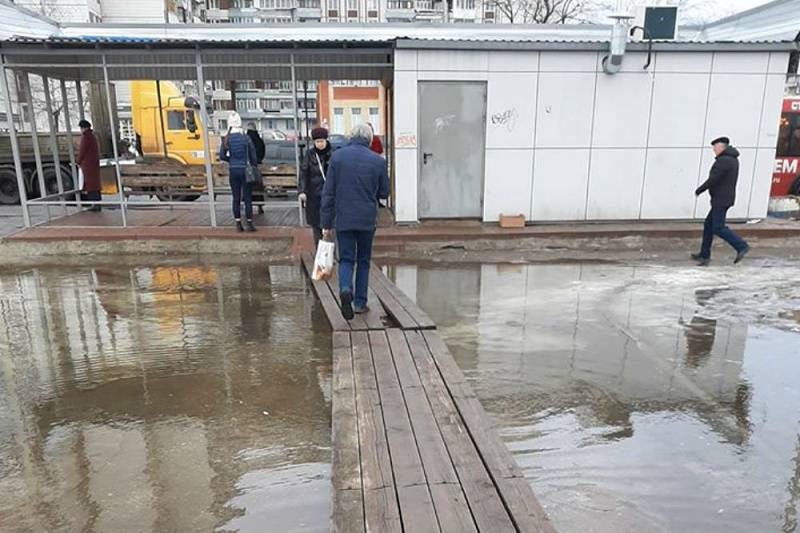 В Ростове на некоторых улицах Северного власти сделают приподнятые переходы и «мостки» через лужи.