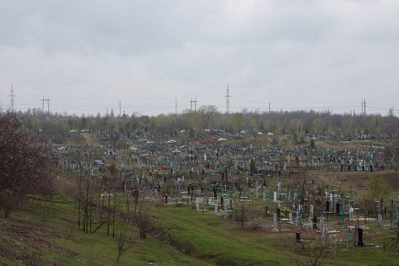 Ситуацию с уборкой мусора на кладбищах в Новочеркасске назвали напряженной