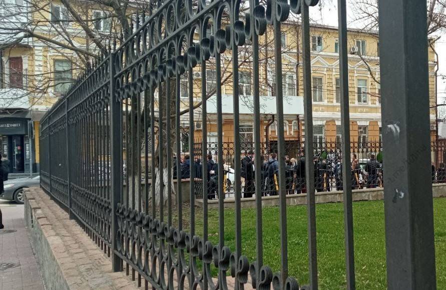 В Ростове из-за сообщения об угрозе взрыва были эвакуированы оба здания областного суда