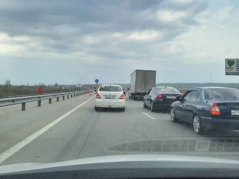 На подъезде к Ростову со стороны Таганрога образовалась многокилометровая пробка