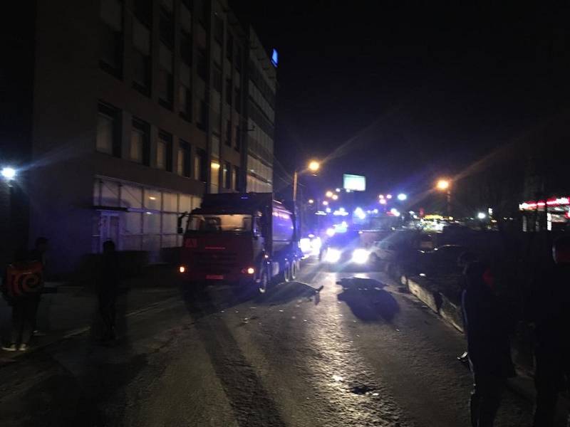 В Ростове в ДТП с мусоровозом погибла несовершеннолетняя пассажирка скутера