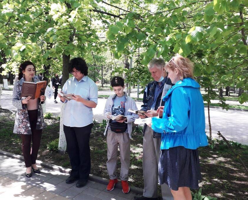 Ростовчане прочитают стихи о войне на улицах города