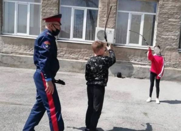 В Таганроге ученики школы №26 получили на 9 мая в подарок детские нагайки
