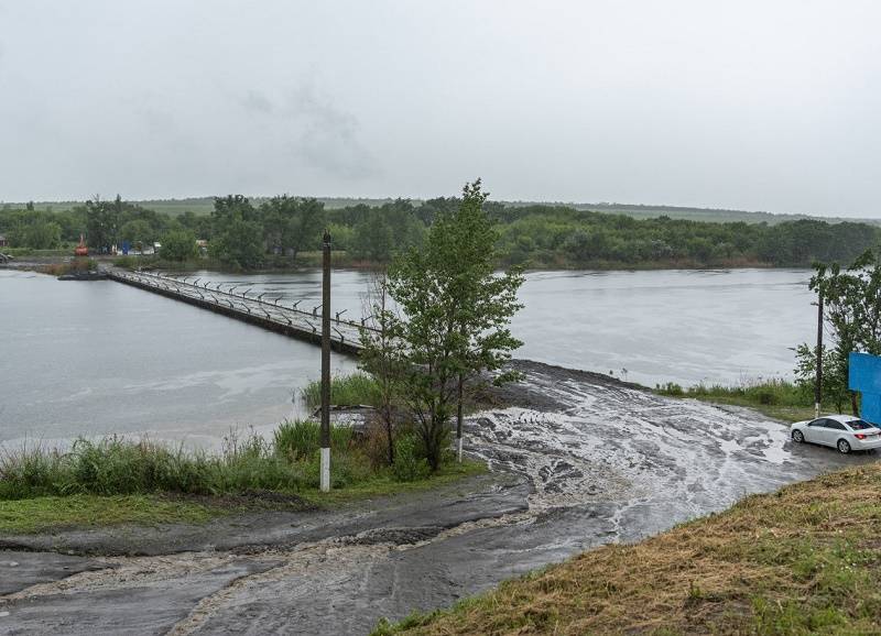 В Ростовской области военные инженеры ЮВО построили наплавной мост через Северский Донец