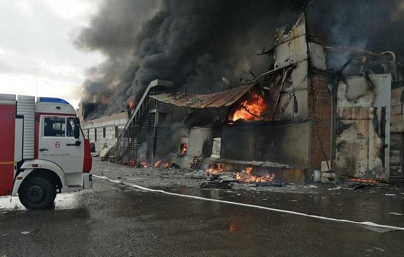 В Ростове обрушилась кровля горящего двухэтажного склада