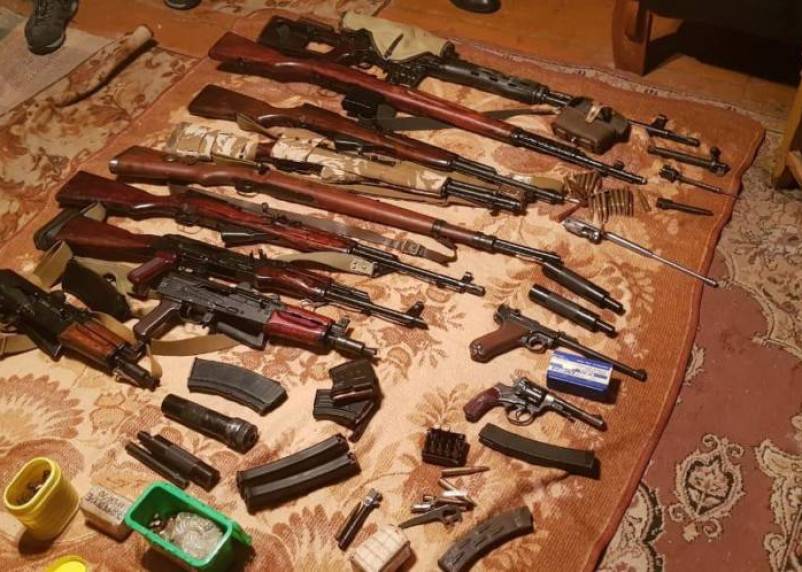 В Ростове в ходе проверочной закупки задержаны двое торговцев оружием