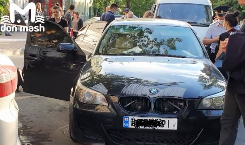 Черный BMW с грузинскими номерами попал под обстрел в Ростове на Пушкинской