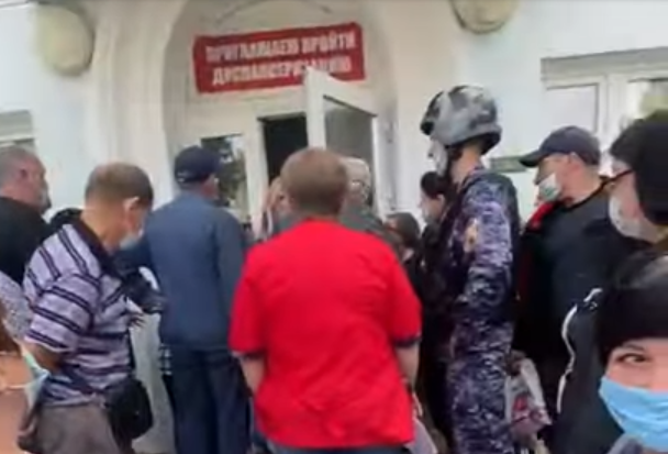 В Донецке из-за угроз медикам вход в поликлинику регулировали бойцы Росгвардии в боевом облачении