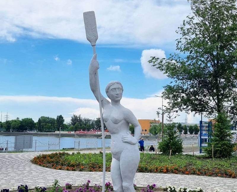 В Ростове-на-Дону на гребном канале установили свою  «Девушку с веслом»