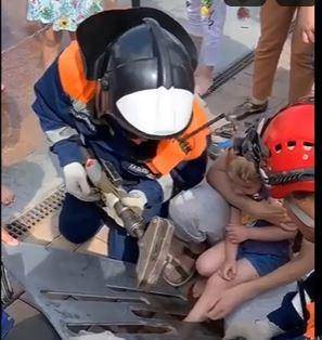 В Левобережном парке спасатели освободили девочку, застрявшую в решетке фонтана
