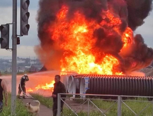 Масштабный пожар с черным столбом дыма вспыхнул в Ростове на стройплощадке