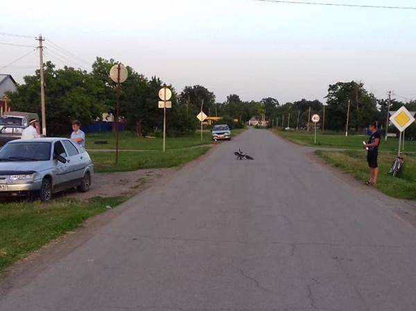 Опора ЛЭП рухнула на автомобиль в Ростовской области