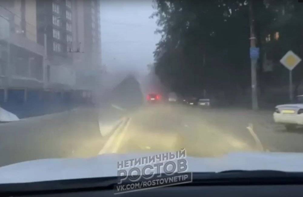 Ураган в Ростове: повалены десятки деревьев, смяты автомобили, заблокированы дороги