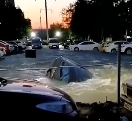 В Ростове автомобиль затянуло в отверстие с бурлящей водой из-за коммунальной аварии