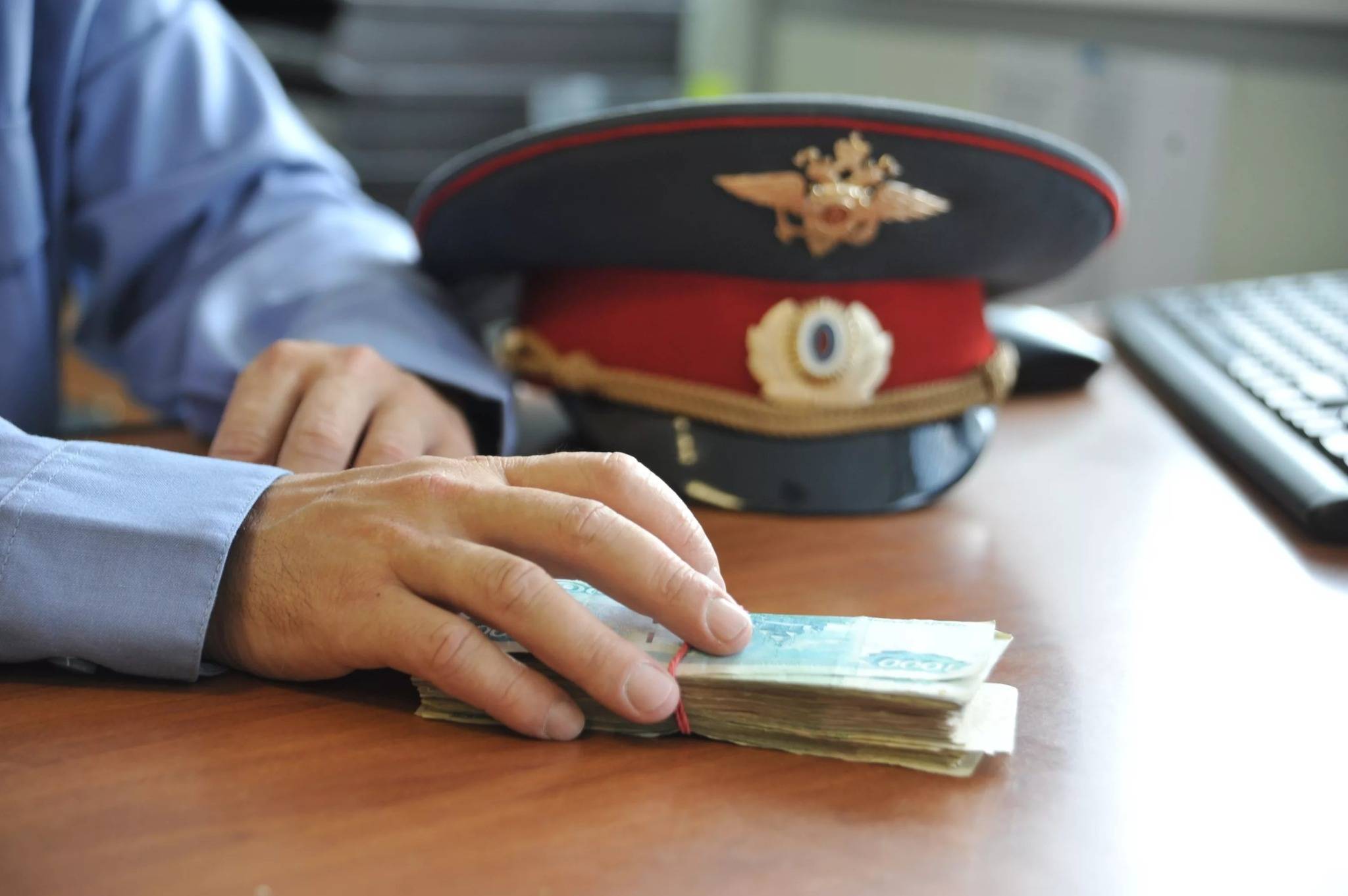 В Ростове полицейского из Карачаево-Черкессии задержали по подозрению в получении взятки