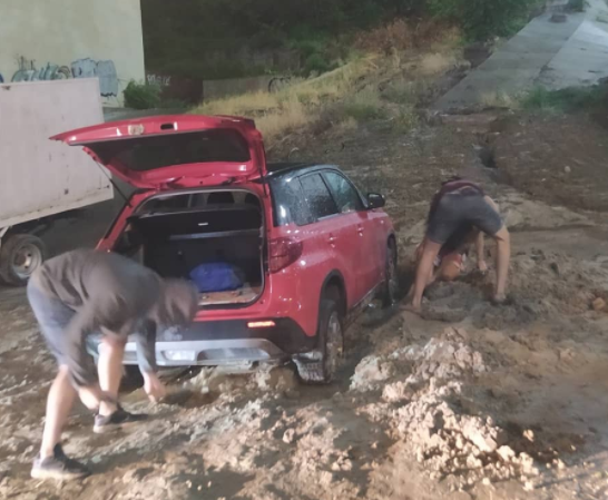 В Ростове из-за сильного ливня в грязи на Береговой застряли десятки машин