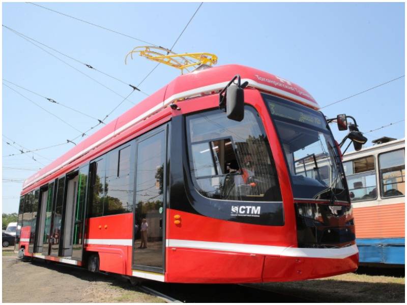 В Таганроге пассажирам показали поступивший с завода "Роскосмоса" первый трамвай