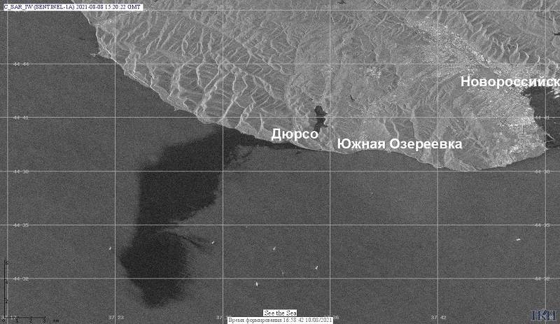 Площадь нефтяного пятна под Новороссийском достигла 80 квадратных километров