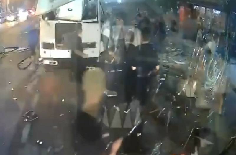 Полный пассажиров автобус взорвался в Воронеже из-за неисправности, есть жертвы