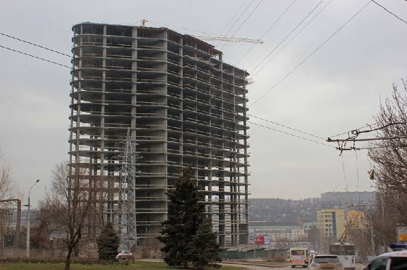 Заброшенный бизнес-центр на Гвардейской площади в Ростове достроят к 2025 году