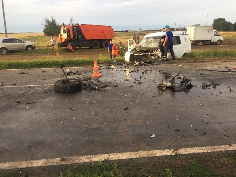 В Ростовской области при столкновении легкового автомобиля с «Соболем» один человек погиб и 10 пострадали