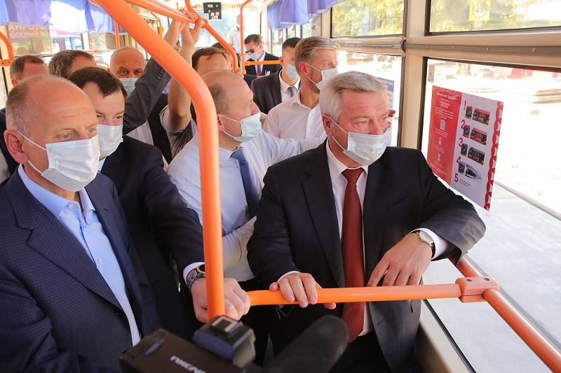 Губернатор Голубев вместе с олигархом Пумпянским прокатились по «первой миле» обновленной трамвайной сети Таганрога