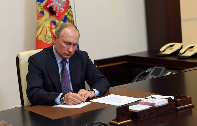 Путин подписал указ о выплатах военным и правоохранителям
